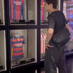 Chutavuth Pattarakampol Instagram - ทาง @laliga ได้พาผมมาเปิดโลกที่ @legends_experience มาแล้วคืออึ้งไปเลย เพราะเสื้อนักฟุตบอลแต่ละตัวที่อยู่ที่นี่เป็นระดับตำนานทั้งนั้น สมชื่อเค้าเลยแหละ ใครอินกับฟุตบอลแล้วมาที่มาดริด ไม่ควรพลาดที่นี่ครับ⚽️👍🏻 Madrid, Spain