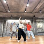 Chutavuth Pattarakampol Instagram - มาเรียนเต้นเพลง 'LALISA' กับ Choreographer Bini 🐰ที่ร่วมงานกับ BLACKPINK เรามันก็เต้นไม่เก่งแต่สู้ตายค้าบบ😊✌🏻 @seoul_hallyu #VisitSeoul #Hallyu YGX