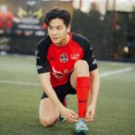 Chutavuth Pattarakampol Instagram - จากเด็กคนนึงที่เชียร์ผ่านจอ วันนี้ได้มาเตะทีมเดียวกัน⚽️ เขินทุกครั้งที่ส่งบอลให้ ใจสั่นทุกครั้งที่รับบอลจากพี่ ลูกที่พี่ตะบันไซส์ก้อยใส่บาซ่ายังอยู่ในใจผมเสมอ🤍❤️ @paulscholesaaa ส่วนพี่ @nickybutt92 บอกเลยฟิตมากครับ💪🏻 ขอบคุณ @influosofficial ด้วยนะครับที่จัดงาน Living Legends: The Red Devils และชวนผมไปร่วม 🙏🏻 ขอบคุณรูปสวยๆ จาก @oad.anon 📸 #LivingLegendsTH #LivingLegends #INFLUOS #PaulScholes #NickyButt #ManchesterUnited #MUFC