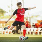 Chutavuth Pattarakampol Instagram - จากเด็กคนนึงที่เชียร์ผ่านจอ วันนี้ได้มาเตะทีมเดียวกัน⚽️ เขินทุกครั้งที่ส่งบอลให้ ใจสั่นทุกครั้งที่รับบอลจากพี่ ลูกที่พี่ตะบันไซส์ก้อยใส่บาซ่ายังอยู่ในใจผมเสมอ🤍❤️ @paulscholesaaa ส่วนพี่ @nickybutt92 บอกเลยฟิตมากครับ💪🏻 ขอบคุณ @influosofficial ด้วยนะครับที่จัดงาน Living Legends: The Red Devils และชวนผมไปร่วม 🙏🏻 ขอบคุณรูปสวยๆ จาก @oad.anon 📸 #LivingLegendsTH #LivingLegends #INFLUOS #PaulScholes #NickyButt #ManchesterUnited #MUFC