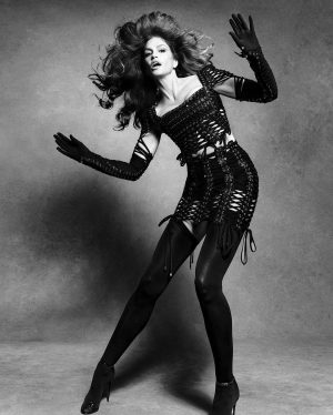 Cindy Crawford Instagram - Thank you to this dream team 🖤
@luigiandiango @michael_philouze 
@luigimurenu @georgisandev for @vanityfairitalia @vanityfairfrance @vanityfairspain 

#VFMythofBeauty