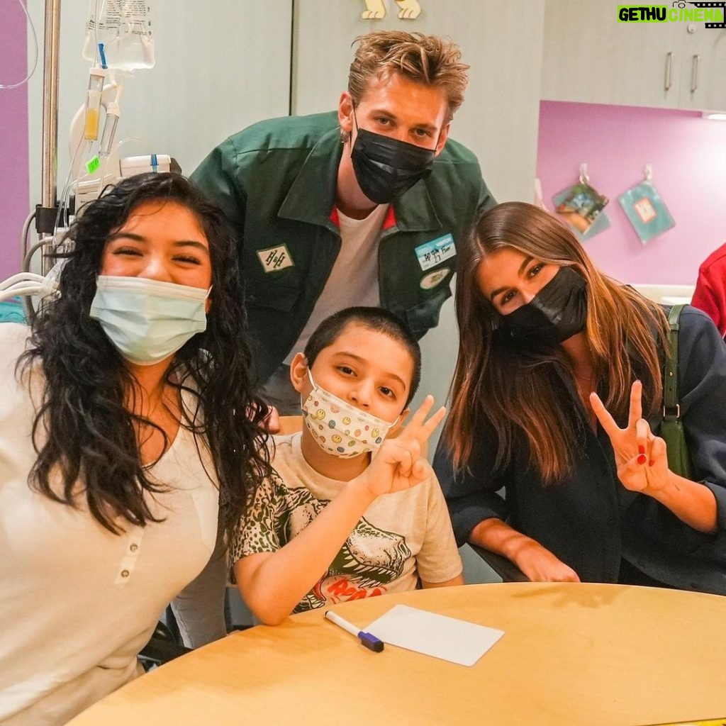 Cindy Crawford Instagram - So proud of these two - @kaiagerber and @austinbutler - spreading a little joy this week with @childrensla 💛 #makemarchmatter