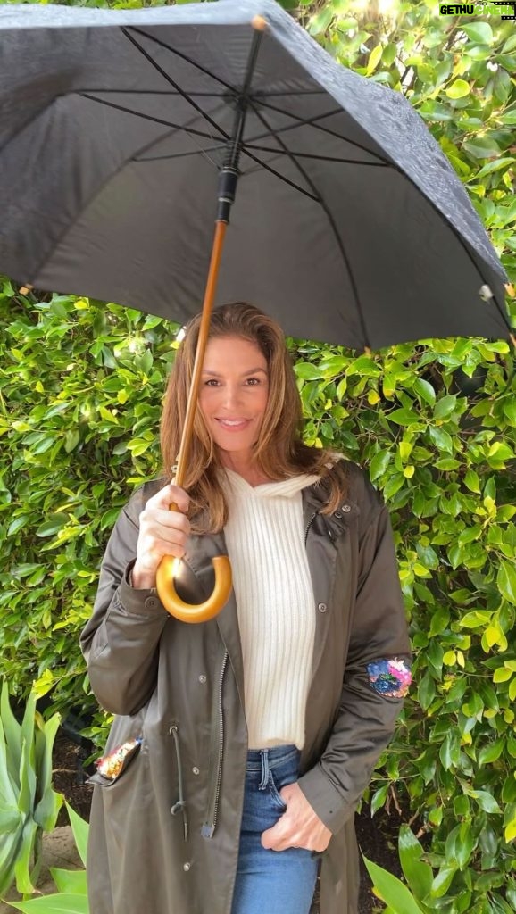 Cindy Crawford Instagram - Brightening up my rainy day ✨ @lesuperbecalifornia @jeanninebradenla