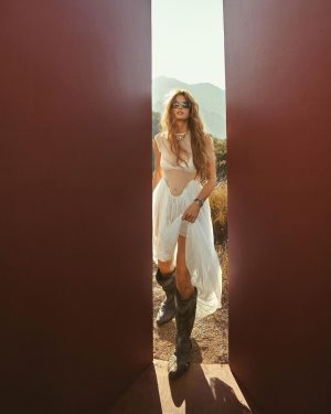 Cindy Crawford Instagram - Inside @flauntmagazine…Fun spending a day in nature playing dress up with this crew! ❤️ Photos by @gregswalesart

Styling: @MuiHai
Story: @FranchescaBaratta 
Hair: @DimitrisHair Makeup: @Harold_James
Skin: @thebeautysandwich  Nails: @StephStoneNails Producer: @AlexeyG @agpnyc
Flaunt Film: @ShootChevyTyler
Set Designer: @TheNinjaAtelier
Location: @StoneFoxRanch
#FlauntMagazine #UnderTheSilverMoon