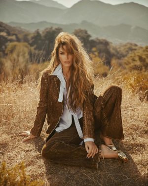 Cindy Crawford Instagram - Inside @flauntmagazine…Fun spending a day in nature playing dress up with this crew! ❤️ Photos by @gregswalesart

Styling: @MuiHai
Story: @FranchescaBaratta 
Hair: @DimitrisHair Makeup: @Harold_James
Skin: @thebeautysandwich  Nails: @StephStoneNails Producer: @AlexeyG @agpnyc
Flaunt Film: @ShootChevyTyler
Set Designer: @TheNinjaAtelier
Location: @StoneFoxRanch
#FlauntMagazine #UnderTheSilverMoon