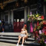 Claudia Álvarez Instagram - Templos, rascacielos y comida espectacular... Así Taipei 💖 Mi ropa la encuentras en @cleeostudio Taipei, Taiwan