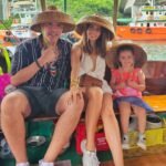Claudia Álvarez Instagram - Hoy fuimos a Aberdeen un antiguo pueblito de pescadores donde la gente que vive aquí lleva vidas muy tradicionales, sus casas son flotantes. Me encantó xq logras ver el contraste entre lo moderno de Hong Kong como sus rascacielos que son imponentes y alrededor ves los tradicionales juncos de madera en donde siguen viviendo los pescadores.