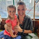 Claudia Álvarez Instagram - Hoy fuimos a Aberdeen un antiguo pueblito de pescadores donde la gente que vive aquí lleva vidas muy tradicionales, sus casas son flotantes. Me encantó xq logras ver el contraste entre lo moderno de Hong Kong como sus rascacielos que son imponentes y alrededor ves los tradicionales juncos de madera en donde siguen viviendo los pescadores.