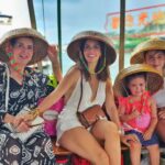 Claudia Álvarez Instagram - Hoy fuimos a Aberdeen un antiguo pueblito de pescadores donde la gente que vive aquí lleva vidas muy tradicionales, sus casas son flotantes. Me encantó xq logras ver el contraste entre lo moderno de Hong Kong como sus rascacielos que son imponentes y alrededor ves los tradicionales juncos de madera en donde siguen viviendo los pescadores.