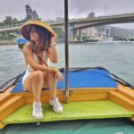 Claudia Álvarez Instagram - Hoy fuimos a Aberdeen un antiguo pueblito de pescadores donde la gente que vive aquí lleva vidas muy tradicionales, sus casas son flotantes. Me encantó xq logras ver el contraste entre lo moderno de Hong Kong como sus rascacielos que son imponentes y alrededor ves los tradicionales juncos de madera en donde siguen viviendo los pescadores.