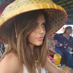 Claudia Álvarez Instagram - Hoy fuimos a Aberdeen un antiguo pueblito de pescadores donde la gente que vive aquí lleva vidas muy tradicionales, sus casas son flotantes. Me encantó xq logras ver el contraste entre lo moderno de Hong Kong como sus rascacielos que son imponentes y alrededor ves los tradicionales juncos de madera en donde siguen viviendo los pescadores.