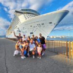 Claudia Álvarez Instagram - Que bien la pasamos en @royalcaribbeanlatam @royalcaribbean Mucha diversión para todas las edades!!! Y ya muero x conocer el nuevo crucero que van a inaugurar que ya vi va a ser el más impactante, es el #iconoftheseas !!!! Y en el q estuvimos fué #spectrumoftheseas Singapore