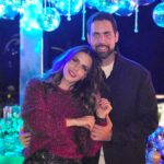 Claudia Álvarez Instagram - Familia: Son lo más hermoso que tengo en la vida. No tengo más que agradecer por estar unidos. Amé las risas y risas en nuestra cena, todo fue mágico para darle la bienvenida a éste 2024 que estoy segura será el mejor de nuestras vidas! Gracias vida x la familia en la que me toco nacer y por la familia que he construido con mi @billyrovzar Nos hicieron falta @vickyalvarezo @vane.oleg Feliz año para todos ustedes y sus familias ❤️