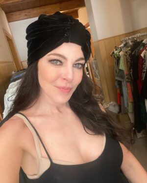 Claudia Gerini Instagram - La poetessa… poi vi spiego #cinema #actress #wigs