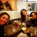 Claudia Gerini Instagram - Quelle serate al giapponese con le amiche, che meno male che sono le mie! ❤️e meno male che riusciamo ad organizzare per vederci e hanno il potere di farti stare bene, di ridere e di farti sentire sempre che abbiamo 13 anni e di farti sentire al posto giusto al momento giusto @alessiabarela @emanuela_fanelli