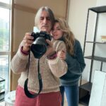 Claudia Gerini Instagram - Oggi Mi mandi queste foto!❤️quanta vita insieme . Quante foto quanta musica e sogni che abbiamo condiviso @fabio_lovino_ il bene che ti voglio… sei un amico che conosce luoghi della mia anima che nemmeno io conoscevo e li hai fotografati… mentre crescevamo e ridevamo insieme #grazie #friends #love #photography. Ma quante foto ancora dobbiamo fare!!! E non solo scroccando locations nelle case degli ambasciatori gentili…😂😂😂