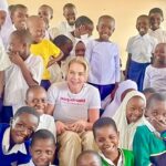Claudia Gerini Instagram - È stata un esperienza davvero incredibile, sono stata molto felice di conoscere la comunità di Kilwa #Tanzania , conoscere le donne che stanno lottando per emanciparsi per ottenere l’indipendenza economica e combattono contro ogni forma di violenza , si alleano e formano associazioni a tutela delle più deboli… ho visitato le scuole e i villaggi più poveri , grazie ad @actionaiditalia