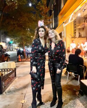 Claudia Gerini Instagram - #happybirthday #sister ❤️ the best is yet to com,e😎3️⃣👻 #newyork 🙊la sigaretta vuole essere un atteggiamento con tendenza al”trasgressivo”per evocare la “street night life “, ovviamente in modalità ironica e giocosa ( o almeno questo era l’intento), mi scuso se ho offeso e se questo messaggio abbia potuto istigare le persone a prendere abitudini  sbagliate.🙂😉