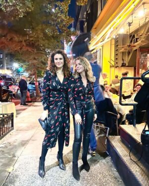 Claudia Gerini Instagram - #happybirthday #sister ❤️ the best is yet to com,e😎3️⃣👻 #newyork 🙊la sigaretta vuole essere un atteggiamento con tendenza al”trasgressivo”per evocare la “street night life “, ovviamente in modalità ironica e giocosa ( o almeno questo era l’intento), mi scuso se ho offeso e se questo messaggio abbia potuto istigare le persone a prendere abitudini  sbagliate.🙂😉