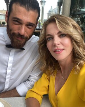 Claudia Gerini Instagram - Eccoci qui❤️🌼🌹rigorosamente😊@dececco_pasta @canyaman  @unodiloro