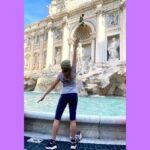 Claudia Gerini Instagram - Passeggiata di prima mattina per le strade di Roma con amiche speciali e preziose @missgio23 @allegra_caltagirone e @elenasantarelli che oltre ad essere attrice e modella è una fotografa molto creativa 😊”Claudia mettiti di spalle e fai volare la rosa 🌹 “ #mums #happyness #walkaround
