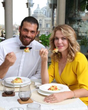 Claudia Gerini Instagram - Eccoci qui❤️🌼🌹rigorosamente😊@dececco_pasta @canyaman  @unodiloro