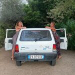 Claudia Gerini Instagram - Pronte VIA! #friends🦽🛻🚙🚙🚙🚙🚙 si stava meglio quando si stava peggio☀️🌈