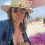 Claudia Gerini Instagram - Beccata a Isola di Espalmador…Certo…. Mi potevo impegnare un po’ di più con gli allenamenti…. Il più delle volte la palestra l’ho trovata chiusa!!! 😂😂😂e si vede….Ma diciamo che ci stiamo difendendo discretamente 🤪#nonsolofitness #pastalover #mum #womenempowerment #idontcare #actress @fra_reporter #islamagica #formentera