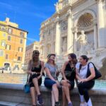 Claudia Gerini Instagram - Passeggiata di prima mattina per le strade di Roma con amiche speciali e preziose @missgio23 @allegra_caltagirone e @elenasantarelli che oltre ad essere attrice e modella è una fotografa molto creativa 😊”Claudia mettiti di spalle e fai volare la rosa 🌹 “ #mums #happyness #walkaround