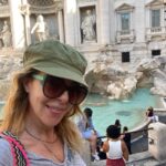 Claudia Gerini Instagram - Passeggiata di prima mattina per le strade di Roma con amiche speciali e preziose @missgio23 @allegra_caltagirone e @elenasantarelli che oltre ad essere attrice e modella è una fotografa molto creativa 😊”Claudia mettiti di spalle e fai volare la rosa 🌹 “ #mums #happyness #walkaround
