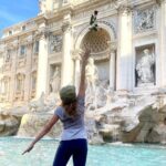 Claudia Gerini Instagram - Passeggiata di prima mattina per le strade di Roma con amiche speciali e preziose @missgio23 @allegra_caltagirone e @elenasantarelli che oltre ad essere attrice e modella è una fotografa molto creativa 😊”Claudia mettiti di spalle e fai volare la rosa 🌹 “ #mums #happyness #walkaround