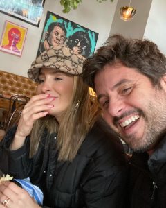 Claudia Leitte Instagram - Nesse momento, meu marido @mmpedreira tá arrumando as paradas pra fazer a dança do acasalamento mais tarde. Passarinho fofo! 🤭 Há 17 anos, Zizi- minha produtora-amiga-irmã- fez um tal de “banho de lua” em mim. Fiquei toda empolada no dia do meu casamento… 😶‍🌫️ Um primo meu, pequeno, sentou na cauda do meu vestido e não queria sair nem por decreto. Ele cresceu e eu ainda penso em dar-lhe um cascudinho de leve. 🙄 Tem uma parte da festa que eu só sei o que aconteceu porque temos um vídeo estranho e um álbum de fotos. 10 anos depois, a gente celebrou a renovação dos votos. Eu dancei muito e também tive amnésia do meio pro final. Hoje, sentadinha aqui, olhando nossos 3 filhos, rindo de mim mesma pq usei os pratos que só saem do armário no Natal, mas preparei uma comida horrível e, ao menos, arrasei na sobremesa, sou a mulher mais feliz do Planeta e vou correr pra me depilar… espero não ficar com alergia… ai, meu Deus! Pq eu não amadureci depois de tanto tempo? Te amo, amor da minha vida! Que Deus continue nos abençoando! Ps. Eu sou a mulher mais maravilhosa com quem você poderia se casar, eu sei! Ps2. Parabéns por me ter! (Considere cacofonias juvenis) 😂😂😂😂😂😂😂😂 PS3. Quero os próximos 70 anos com você! Bora malhar e melhorar a qualidade da comida, né? PS4. Você é um maridão muito maravilhoso! Ps5. Escondi dos meninos os controles do PS5, mas, hoje vou liberar o entretenimento deles com certeza! 🤭🤭🤭🤭🤭 Agora, deixa eu provar que sou bem grandinha e dar honra Aquele que é digno de toda Glória: OBRIGADA, JESUS, por ser nossa ROCHA! “Portanto, quem ouve estas minhas palavras e as pratica é como o homem prudente que construiu a sua casa sobre a rocha. Caiu a chuva, transbordaram os rios, sopraram os ventos e deram contra aquela casa, mas ela não caiu, porque estava alicerçada na rocha.” Matheus 7; 24-27