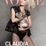 Claudia Schiffer Instagram – Claudia Schiffer und ihr Kater Chip sind die Cover-Stars unserer März-Ausgabe. Anlass ist der neue Film “Argylle” von Claudias Mann Matthew Vaughn, bei dem Claudia als Produzentin agiert und ihre Katze eine tragende Rolle spielt.
Im Cover-Interview spricht sie über die Supermodel-Ära und ihr heutiges Leben – jetzt auf VOGUE.de lesen (Link in der Bio). 
Unsere neue Ausgabe widmen wir besonderen Frauen und Besonderheiten rund um Frauen, unter anderem mit einem Special rund um die vielen großartigen Modedesignerinnen unserer Zeit. Die März-Ausgabe ist ab Samstag, 24. Februar 2024 erhältlich.

Claudia Schiffer and her cat Chip are the cover stars of @voguegermany‘s March issue. The occasion is the new movie “Argylle” by Claudia’s husband Matthew Vaughn, in which Claudia is a producer and her cat plays a leading role.
In the cover interview, she talks about the supermodel era and her life today – read it now on VOGUE.de (link in bio).
We are dedicating our new issue to unique women and unique features on women, including a special on the many great female fashion designers of our time. The March issue is on newsstands Saturday, 24 February 2024.
#voguegermany #voguecover #voguemarch

(Cover-Star: @claudiaschiffer für @voguegermany; Fotos: @luigiandiango; Styling: @denagia; Haare: @stephenbeaver; Make-up: @georgisandev; Maniküre: @adamslee_; Fotoassistenz: @fabioaffusophoto, @archiegram; Modeassistenz: @tommasopalamin, @olilaghi; Tailoring: @laima_andrijauskaite; Produktion: @creativebloodagency; Casting: @dominikwho; Visual Director: @jamiedspence; Head of Editorial Content: @_kerstinweng; Interview: @mariahunstig; Global Creative Director: @juancp; Claudia Schiffer trägt ein Outfit von @prada)