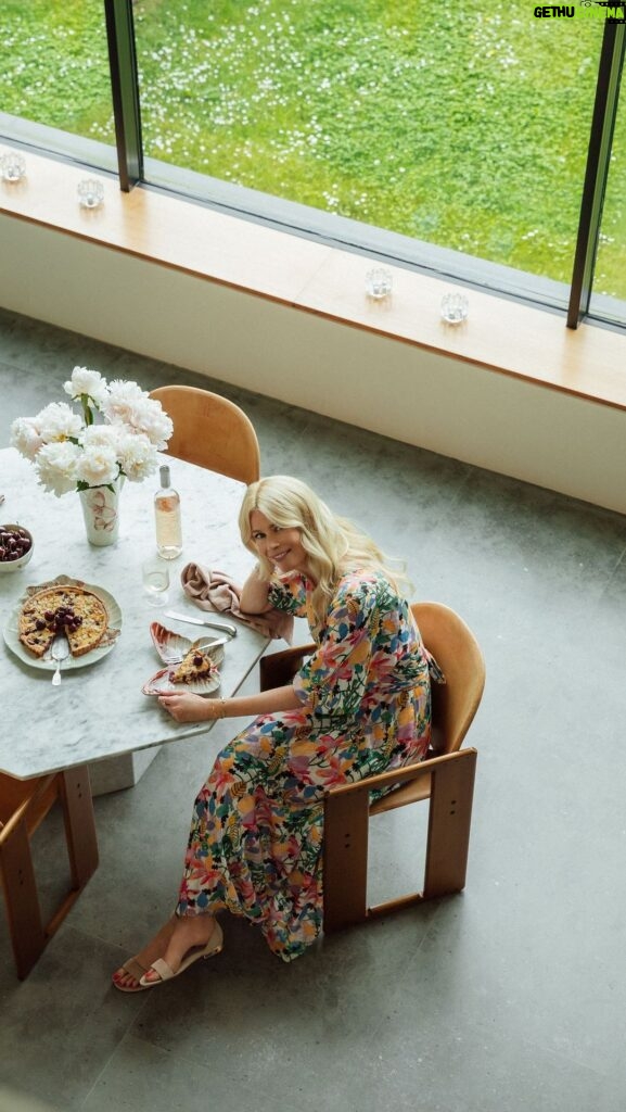 Claudia Schiffer Instagram - Afternoon snack 🥂