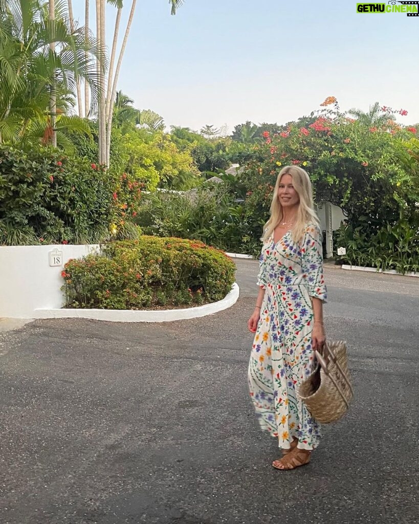 Claudia Schiffer Instagram - Holiday looks 🌴