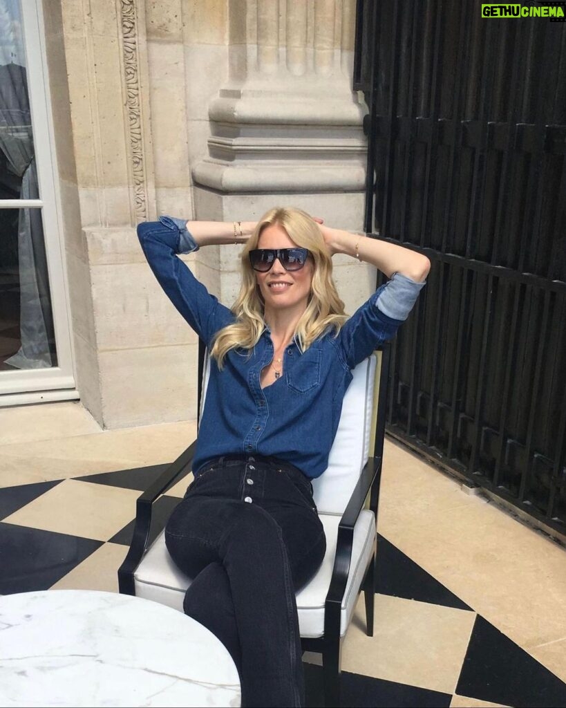 Claudia Schiffer Instagram - The start of summer package ☀️
