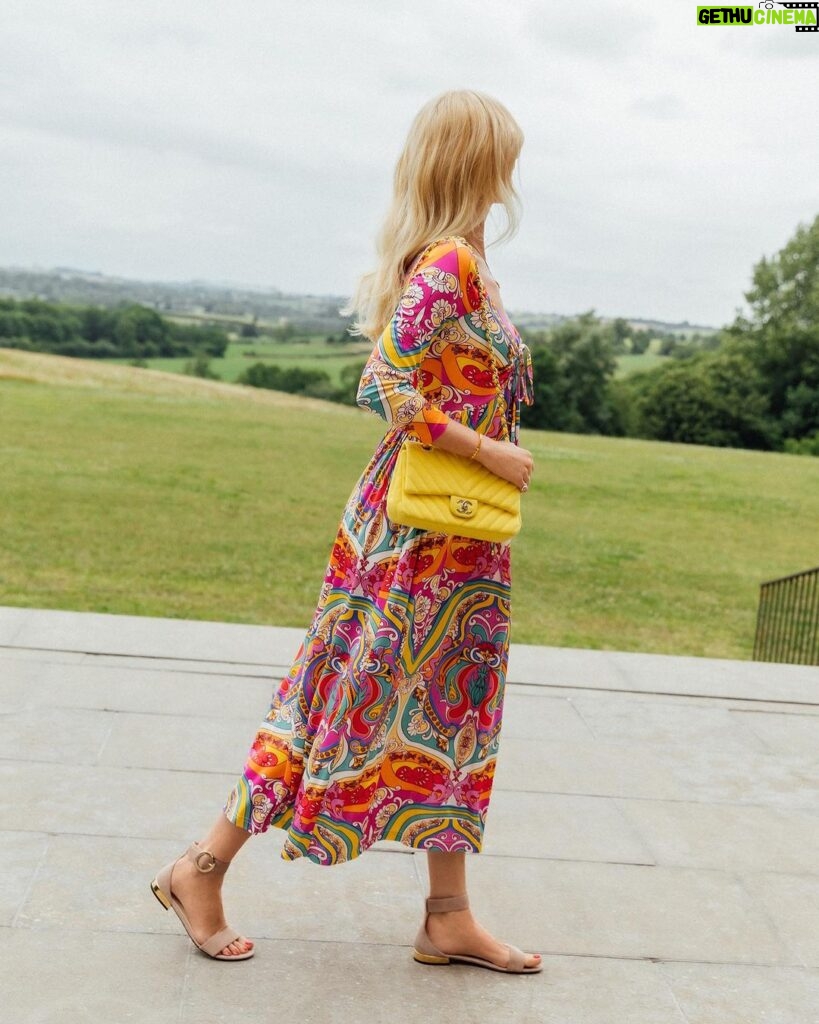 Claudia Schiffer Instagram - Adding some colour to this UK summer 💛