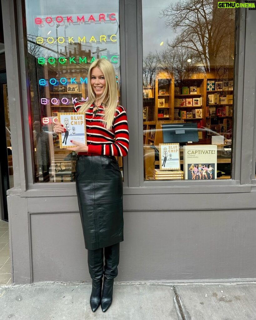 Claudia Schiffer Instagram - More amazing moments from my visit to @thebookmarc to sign copies of @chipthecat’s new book “Blue Chip: Confessions of Claudia Schiffer’s Cat” ❤ New York, New York