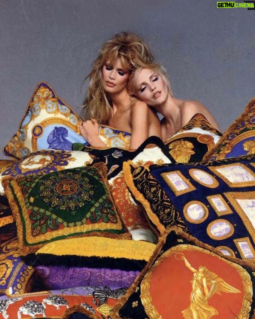 Claudia Schiffer Instagram - Spilling the tea 🫖 Spring/Summer 1995 #VersaceHome campaign with @nadjaauermann — shot by #RichardAvedon.
