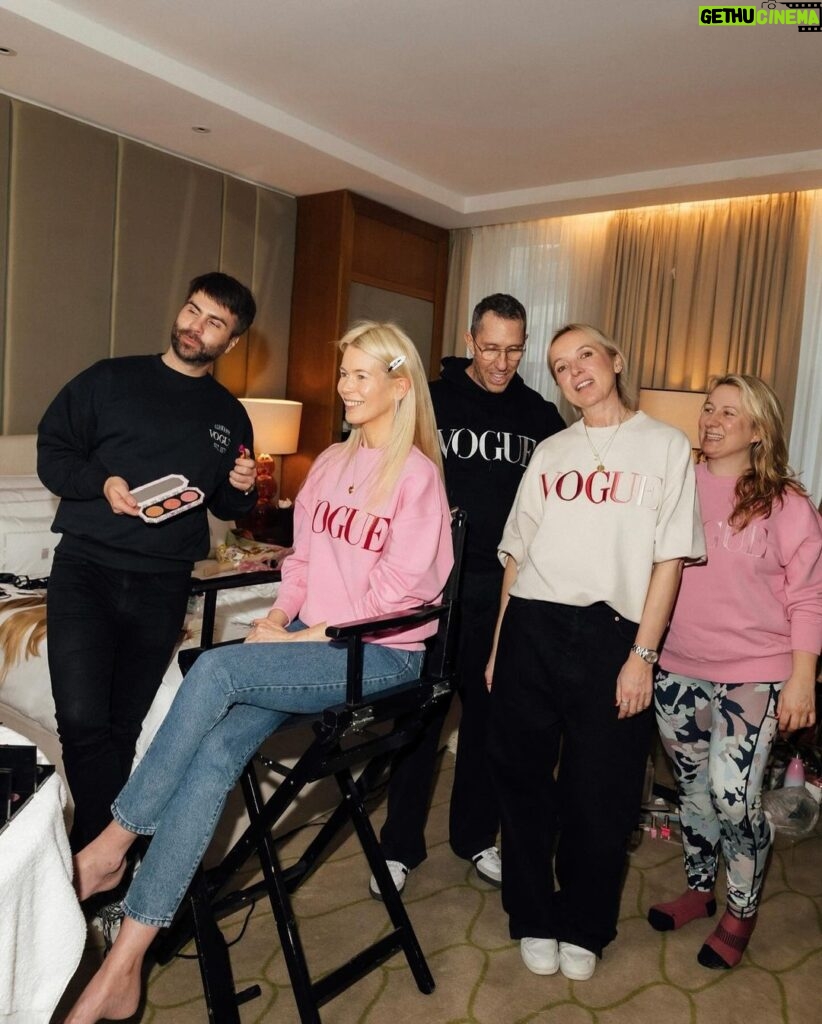 Claudia Schiffer Instagram - Getting ready for @argyllemovie premiere with @voguemagazine ♥ Photos by @moeez. Read the full feature on Vogue.com — link in bio!