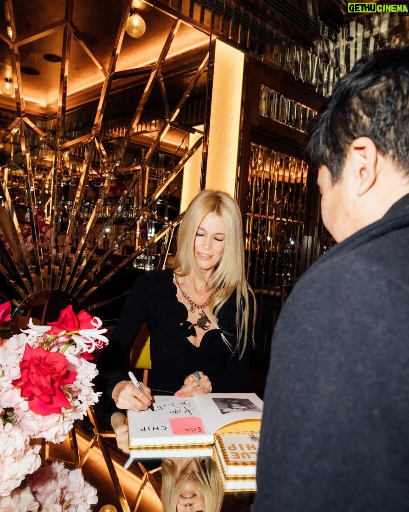 Claudia Schiffer Instagram - Still thinking about my Blue Chip signing at @theofficialselfridges ❤