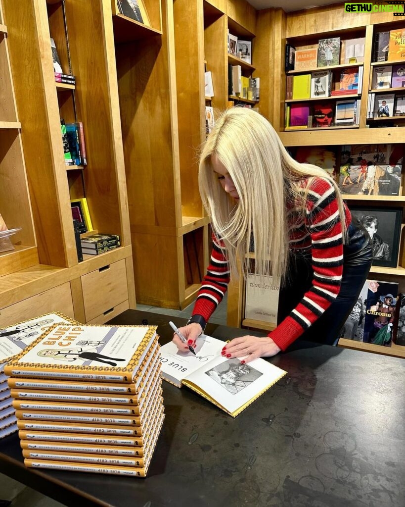 Claudia Schiffer Instagram - More amazing moments from my visit to @thebookmarc to sign copies of @chipthecat’s new book “Blue Chip: Confessions of Claudia Schiffer’s Cat” ❤ New York, New York