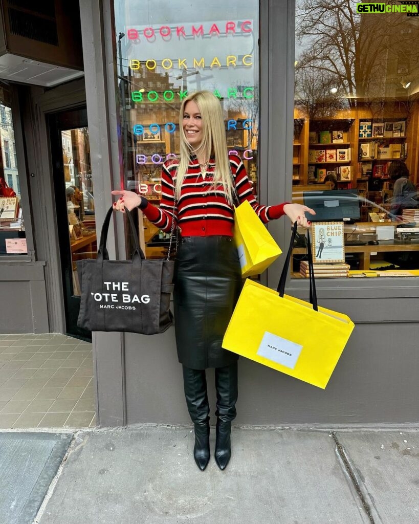 Claudia Schiffer Instagram - More amazing moments from my visit to @thebookmarc to sign copies of @chipthecat’s new book “Blue Chip: Confessions of Claudia Schiffer’s Cat” ❤ New York, New York