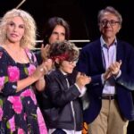 Clementino Instagram - Leggere con attenzione: #AscoltiTv dell’8 dicembre 2023: Fenomenale #TheVoiceKids che ieri vince ancora la serata del Venerdì !!! Questa volta con un margine ancora più ampio, visto da ben 3.849.000 mln e il 22.73% di share. FRAAAAATM 💙📺 E.. a proposito… ieri MONOPOLIO CLEMENTINO SULLA RAI 😂 Perché su Rai3 c’era il film “Il Materiale Emotivo “ di Sergio Castellitto dove ci sono anche io tra gli attori del cast . E conquista il 3% di share Quindi… facendo il calcolo… ieri ho totalizzato quasi il 26% in tutto. I’m the new Pippo Baudo 😂😂🔥🔥💪🏽💪🏽💪🏽📺📺📺💙💙💙 Rai Uno
