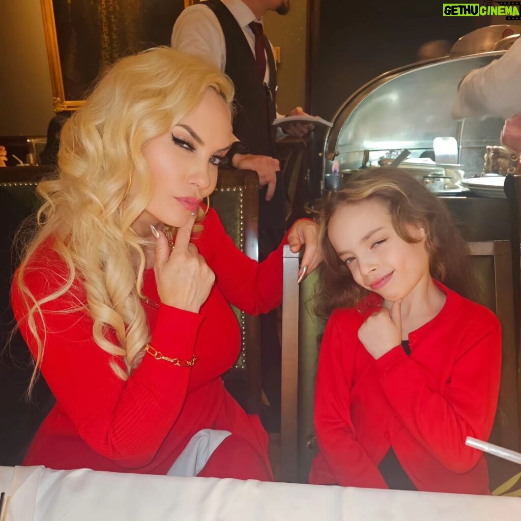 Coco Austin Instagram - Thanksgiving dinner at @lawrystheprimerib .. We're definitely an interesting group of people.. Its nice not having to slave in the kitchen all day. #cheers #thanksgiving2023 Lawry's