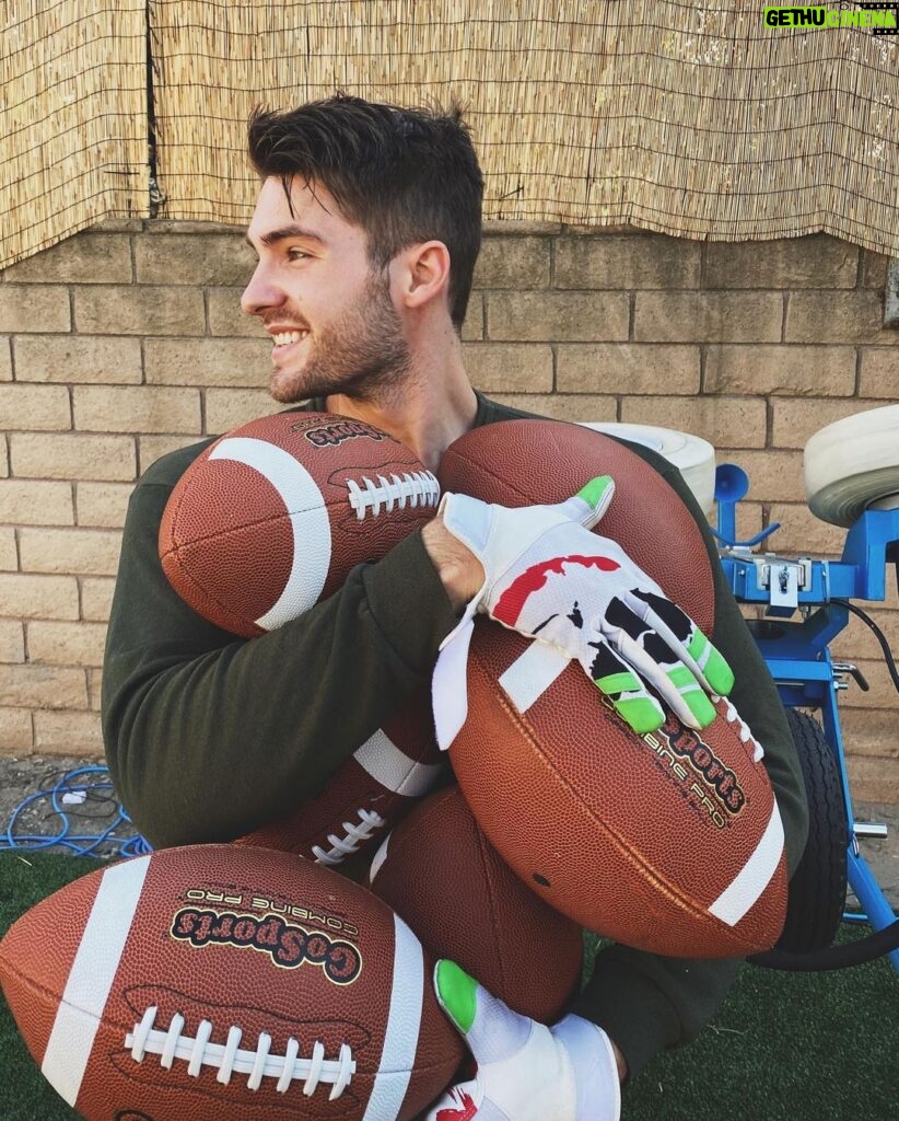 Cody Christian Instagram - Asher getting ready for season 3 with a whole lotta reps. January 18th. Who’s ready?!