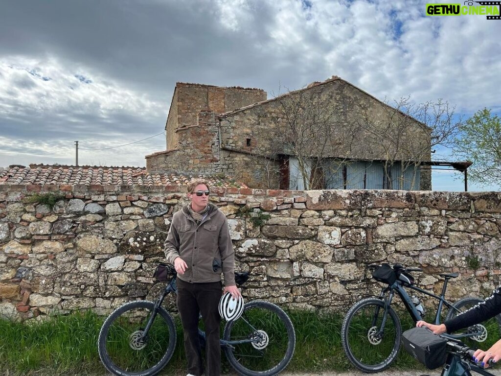 Cole Hauser Instagram - Cruisin through Tuscany 🇮🇹 @ryhauser @colthauser_ @cynhauser #familytime