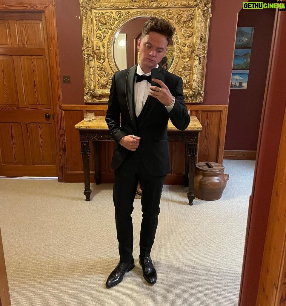 Conor Maynard Instagram - I have a new single coming out on Friday! It’s called “Ain’t Got No Friends” and you can pre-save it now! The link is in my bio 🎉 (I know the photo seems completely unrelated but I only wear a suit once every like 3 years so imma milk these pics for all they’re worth)