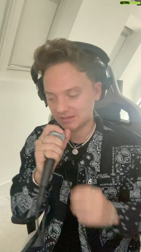 Conor Maynard Instagram - Kiss Me More 💋 (apologies for the ending lol)