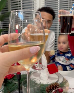 Coralie Porrovecchio Instagram - Très bonne fêtes à vous tous, pensée à ceux pour qui c’est plus difficile. Chérissez vos proches et profitez de ces moments ensemble. 🎄🥰
